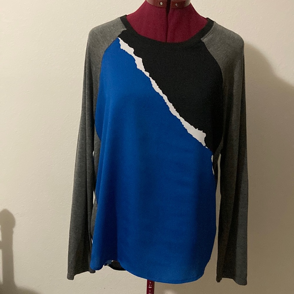 Kenneth Cole NEW YORK. Size M long sleeves raglan cut Tee in blue grey & white